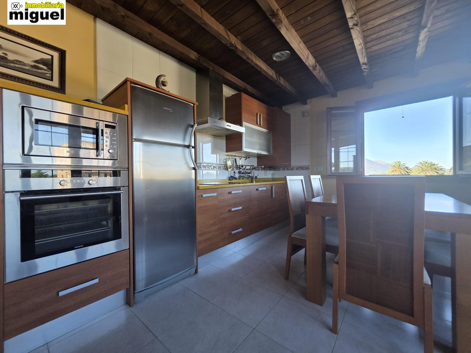 Se vende piso impecable en Colombres en urbanización con piscina (V2617)