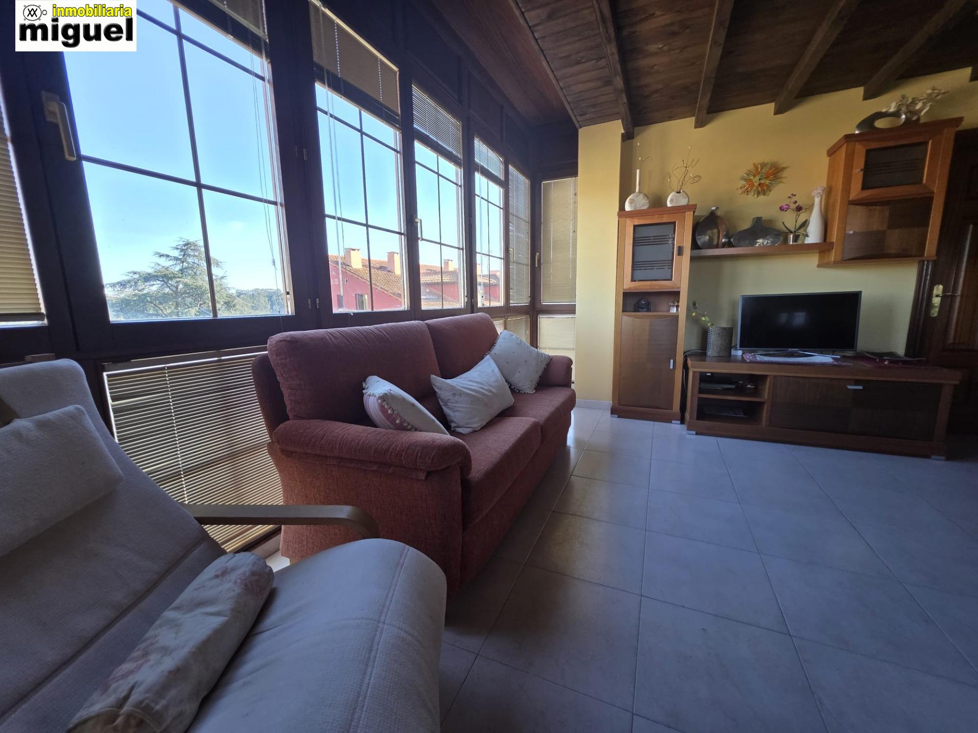 Se vende piso impecable en Colombres en urbanización con piscina (V2617)