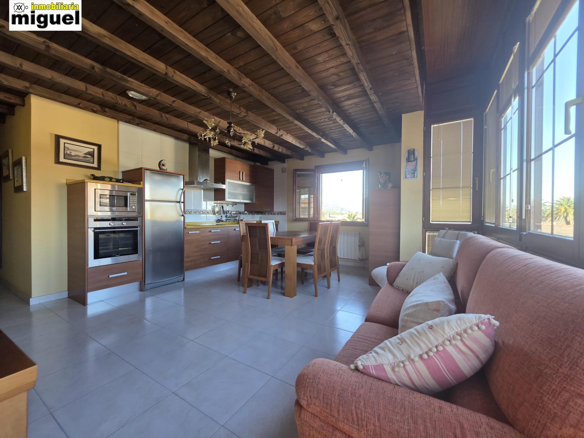 Se vende piso impecable en Colombres en urbanización con piscina (V2617)