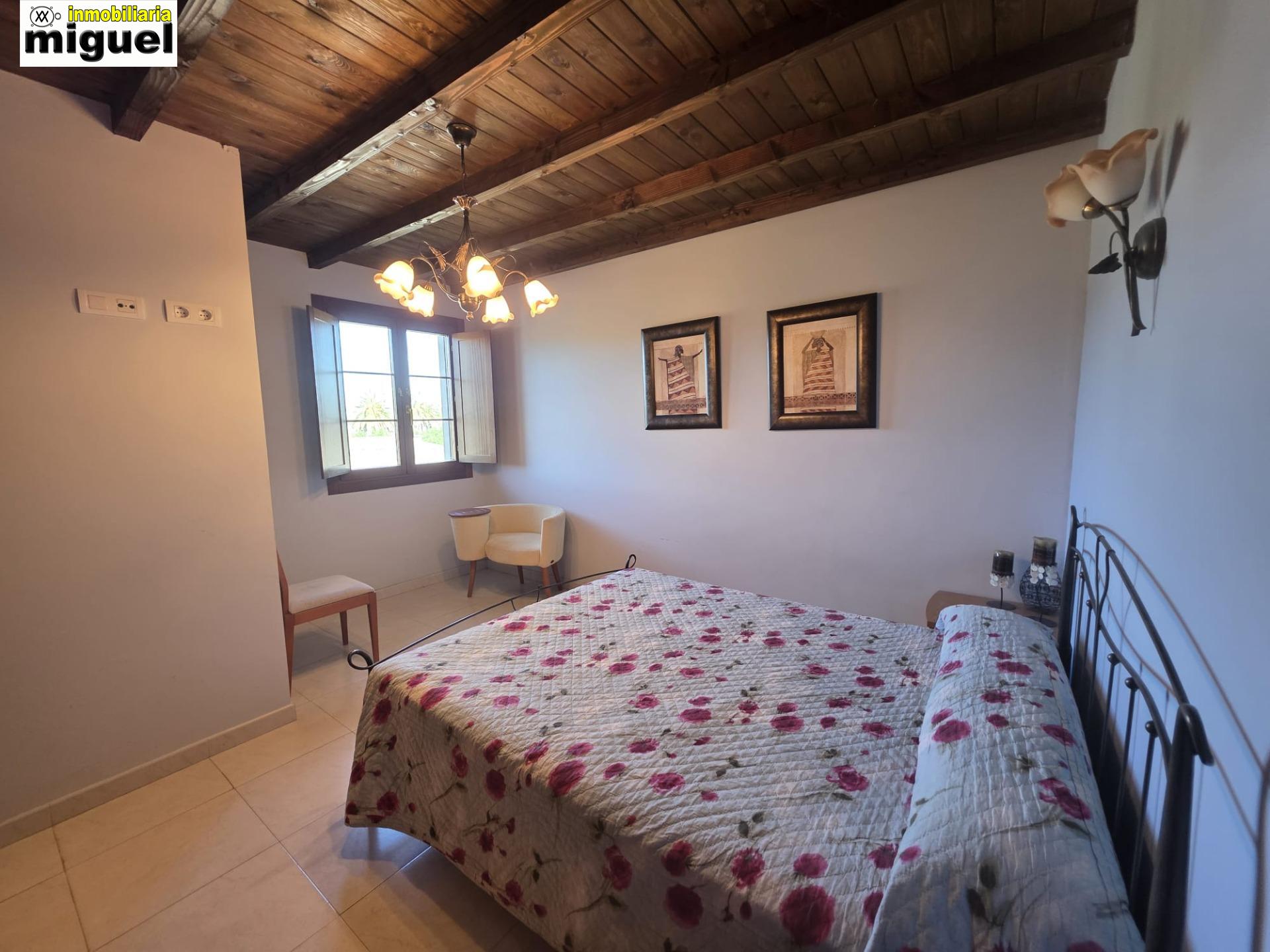 Se vende piso impecable en Colombres en urbanización con piscina (V2617)