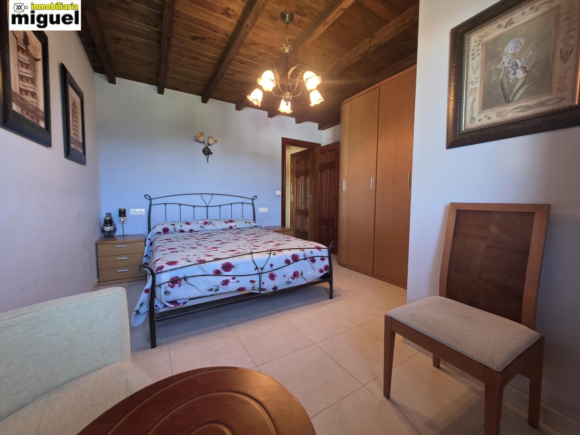 Se vende piso impecable en Colombres en urbanización con piscina (V2617)