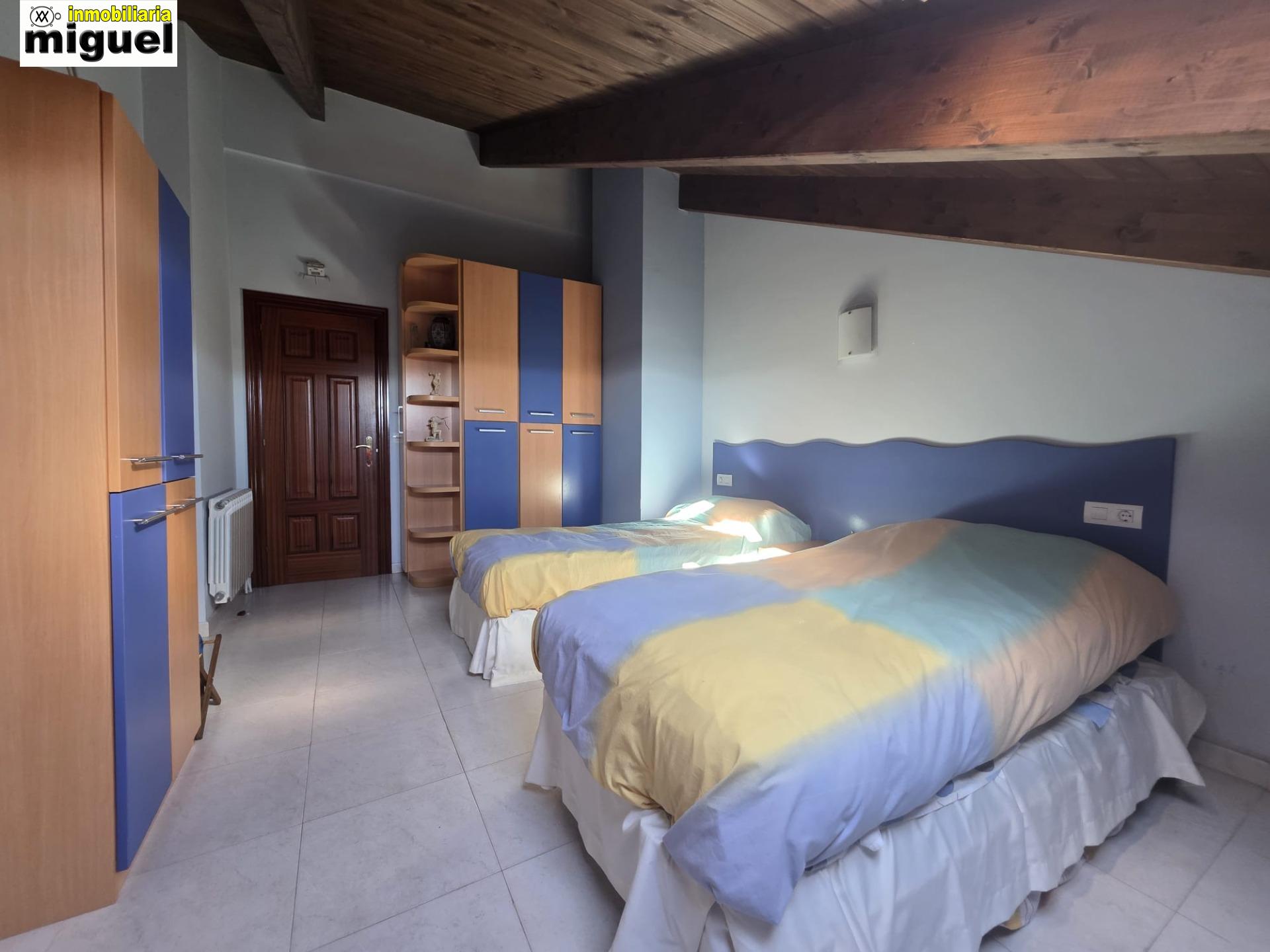 Se vende piso impecable en Colombres en urbanización con piscina (V2617)