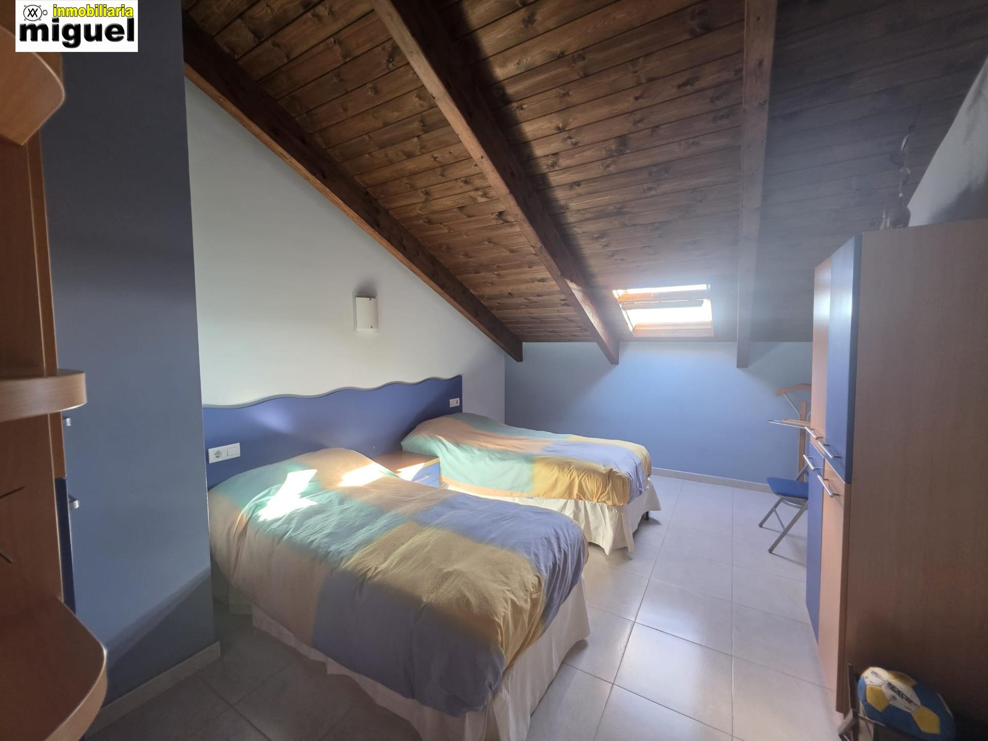 Se vende piso impecable en Colombres en urbanización con piscina (V2617)