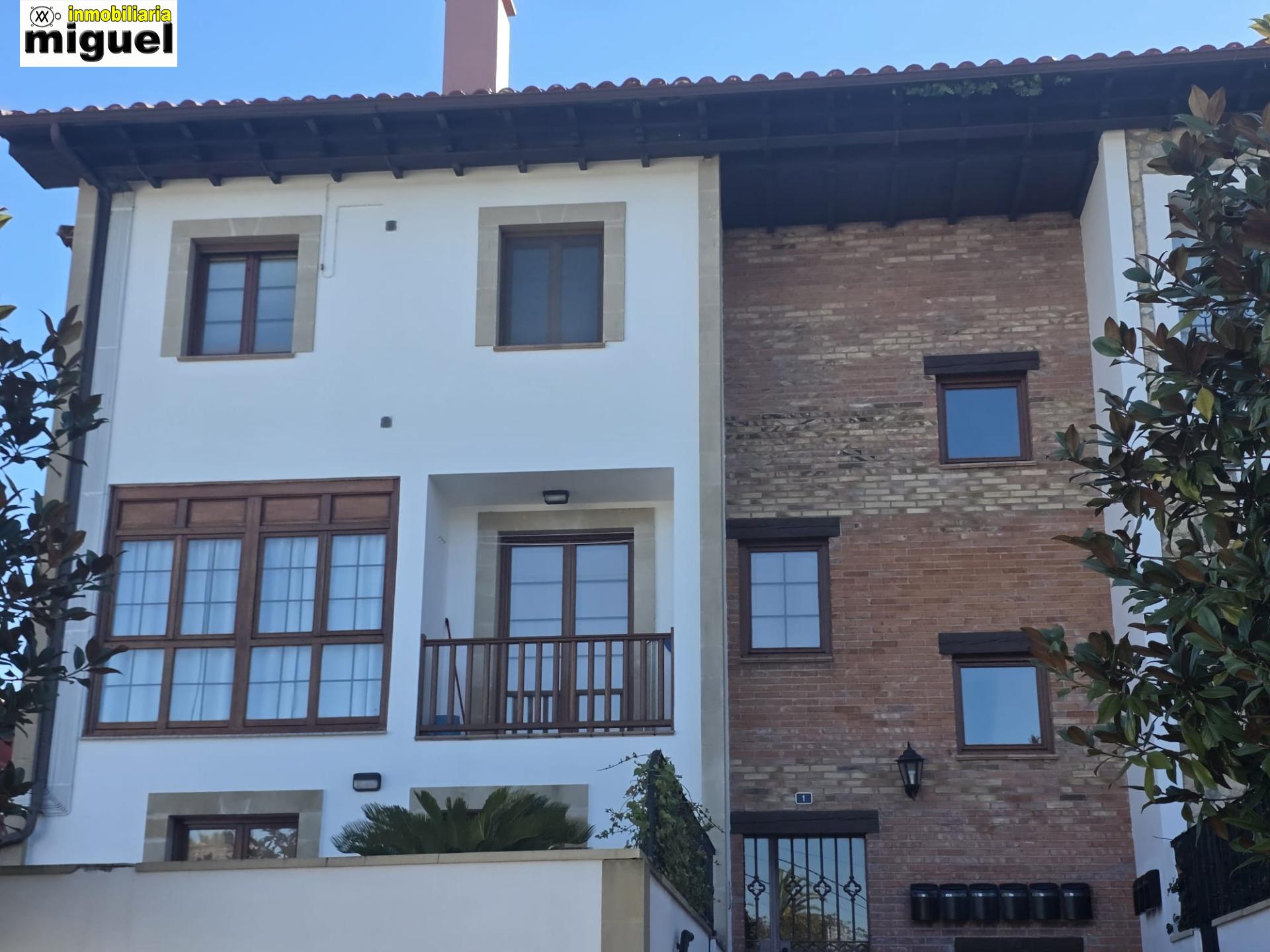 Se vende piso impecable en Colombres en urbanización con piscina (V2617)