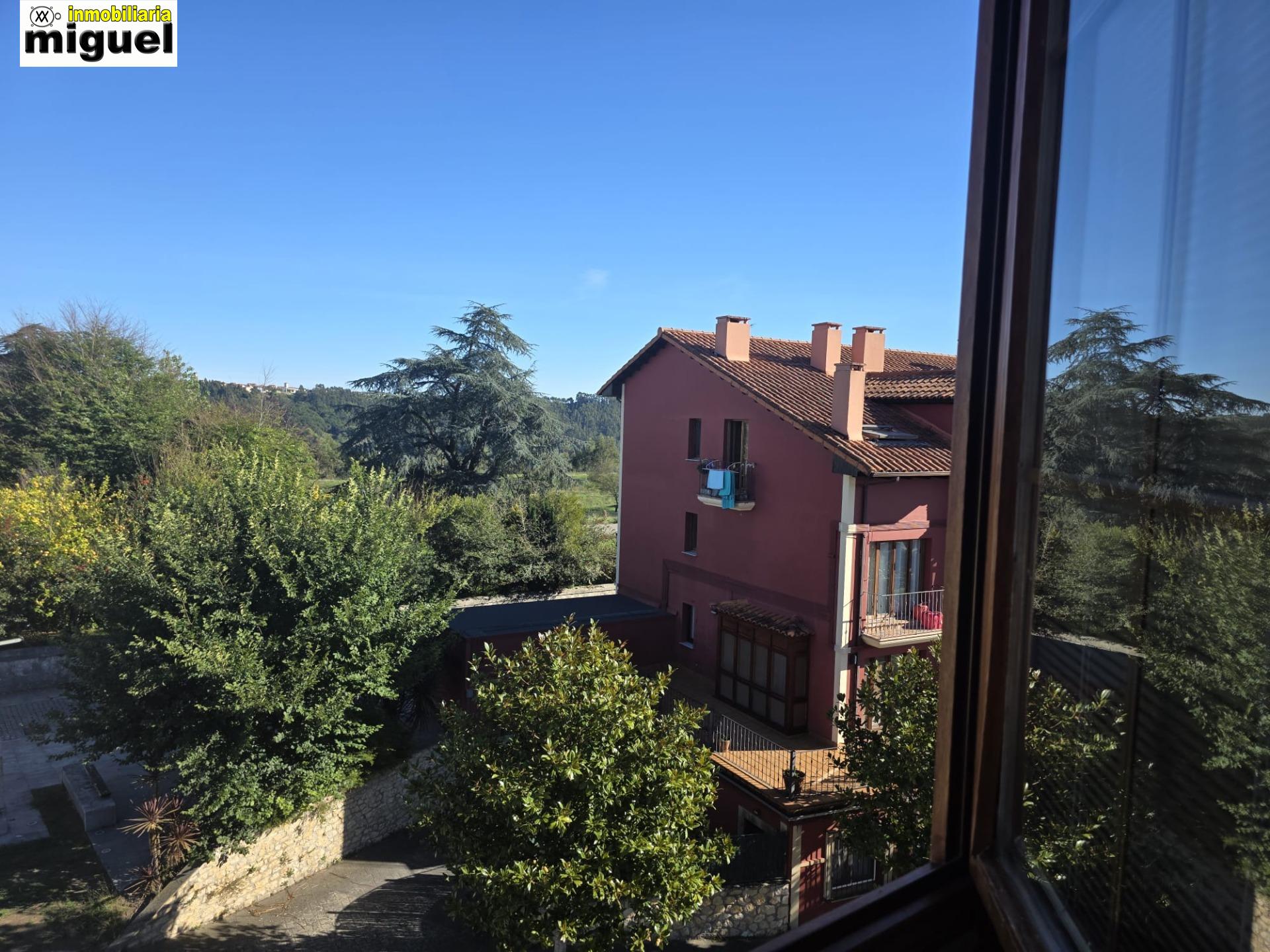 Se vende piso impecable en Colombres en urbanización con piscina (V2617)