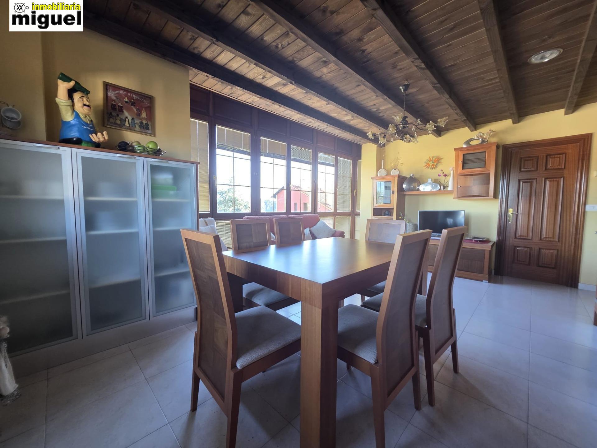 Se vende piso impecable en Colombres en urbanización con piscina (V2617)