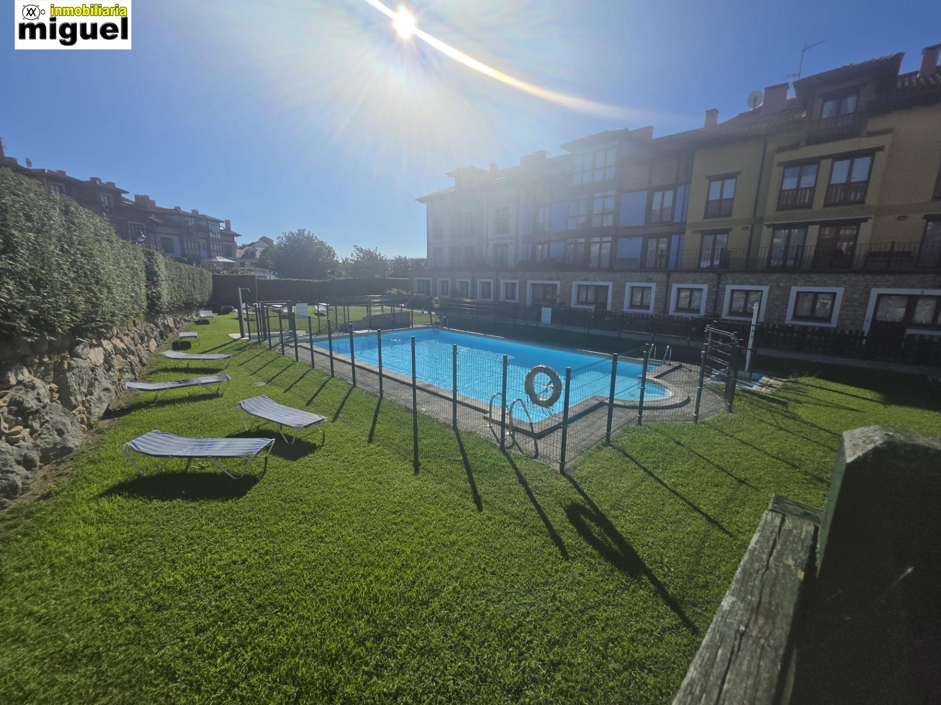Se vende piso impecable en Colombres en urbanización con piscina (V2617)