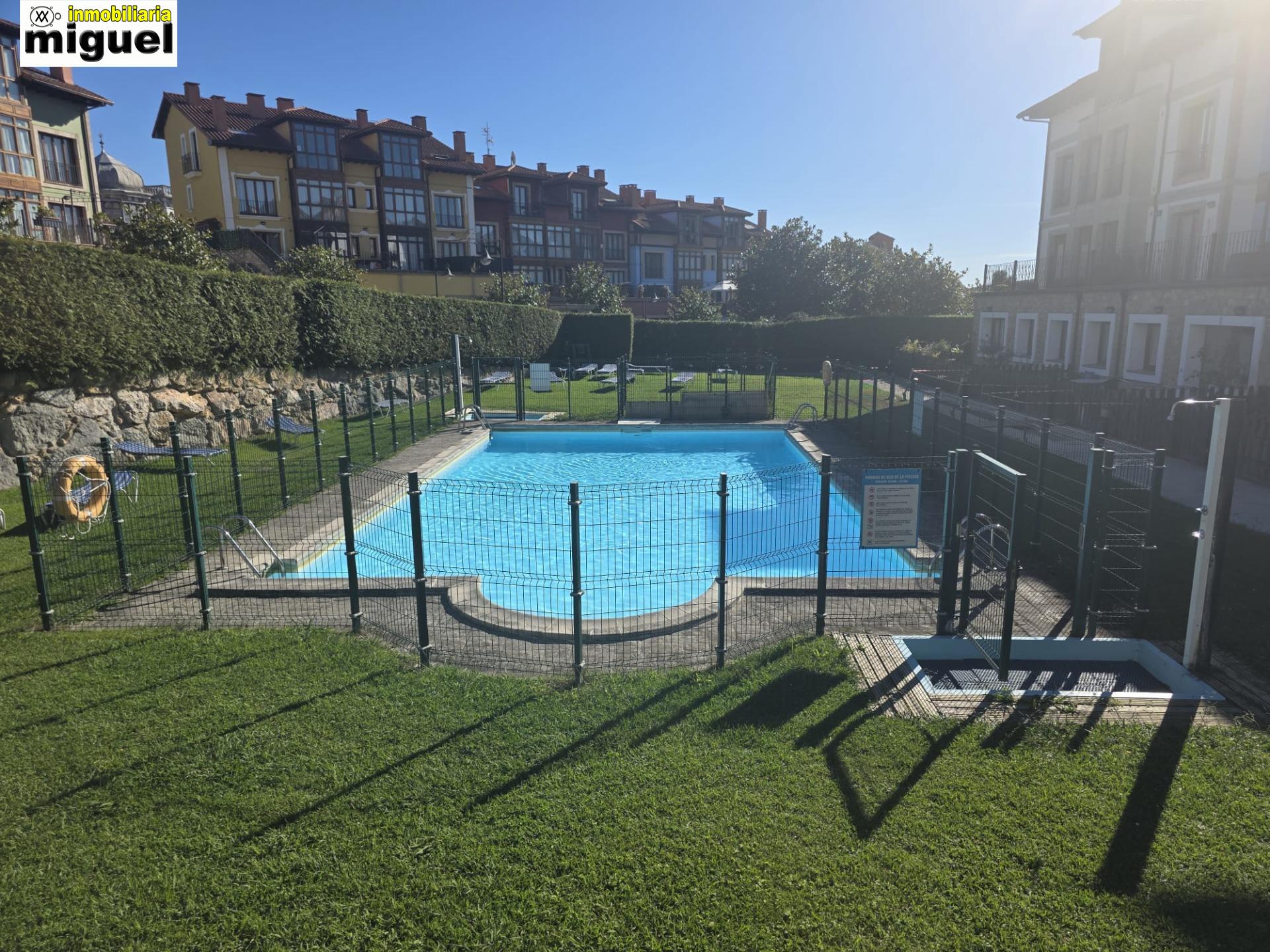 Se vende piso impecable en Colombres en urbanización con piscina (V2617)