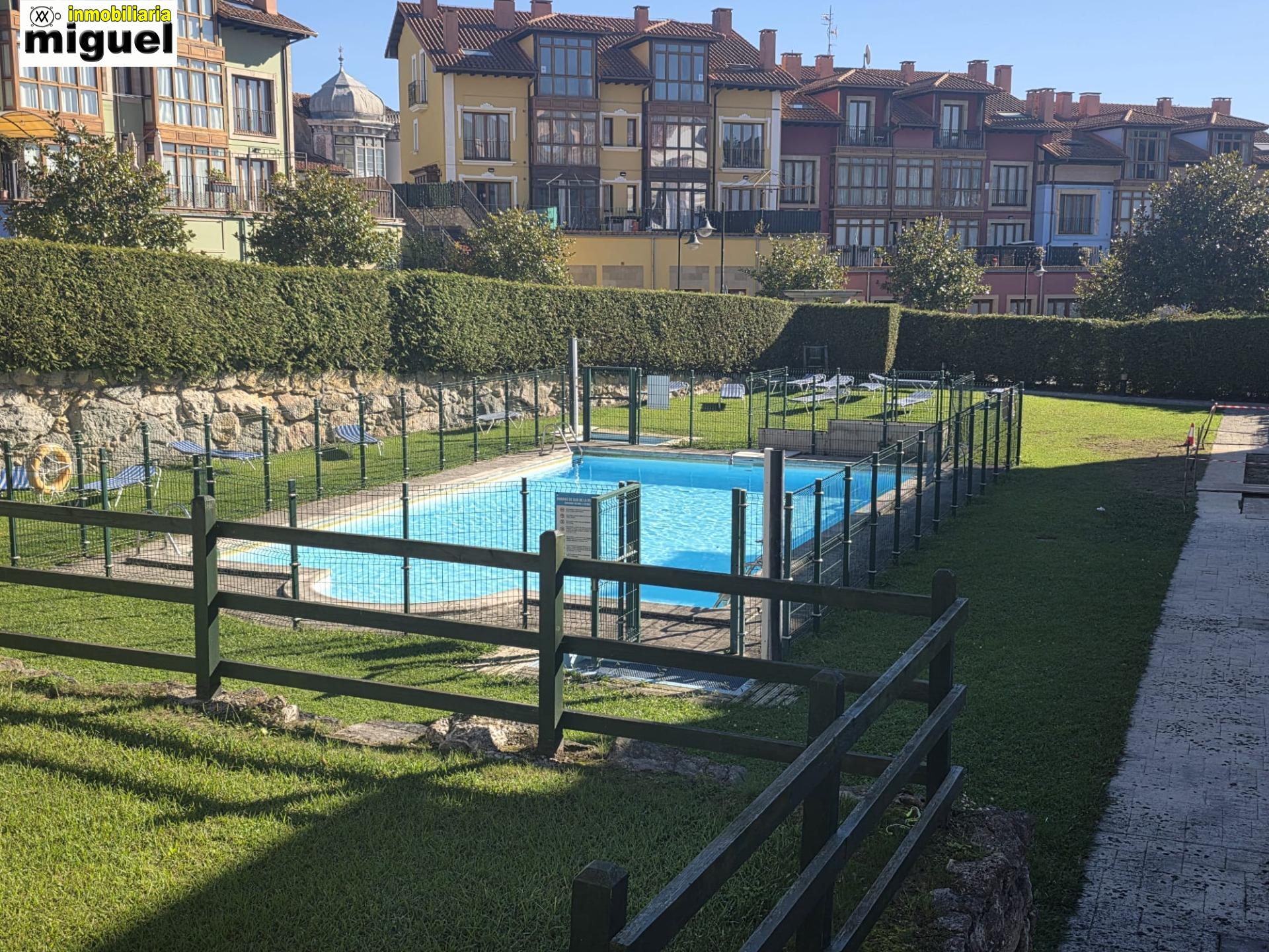 Se vende piso impecable en Colombres en urbanización con piscina (V2617)