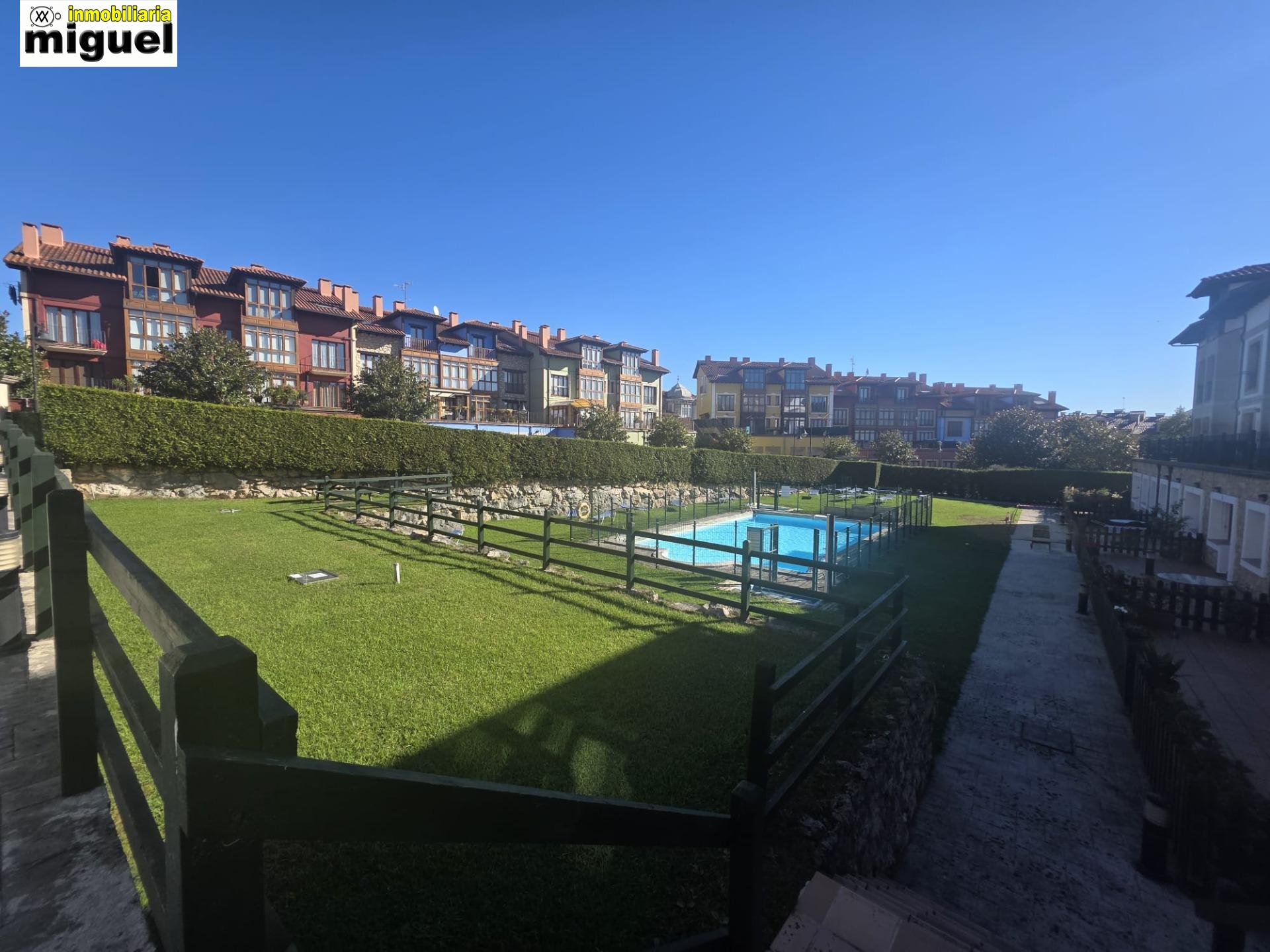 Se vende piso impecable en Colombres en urbanización con piscina (V2617)