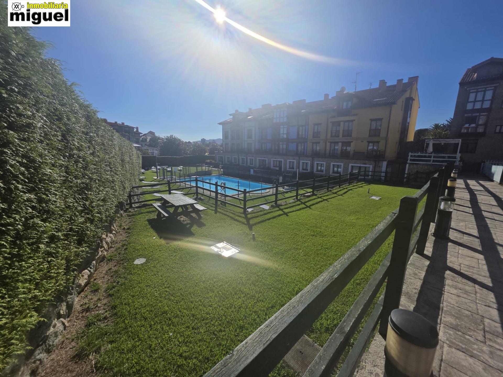 Se vende piso impecable en Colombres en urbanización con piscina (V2617)