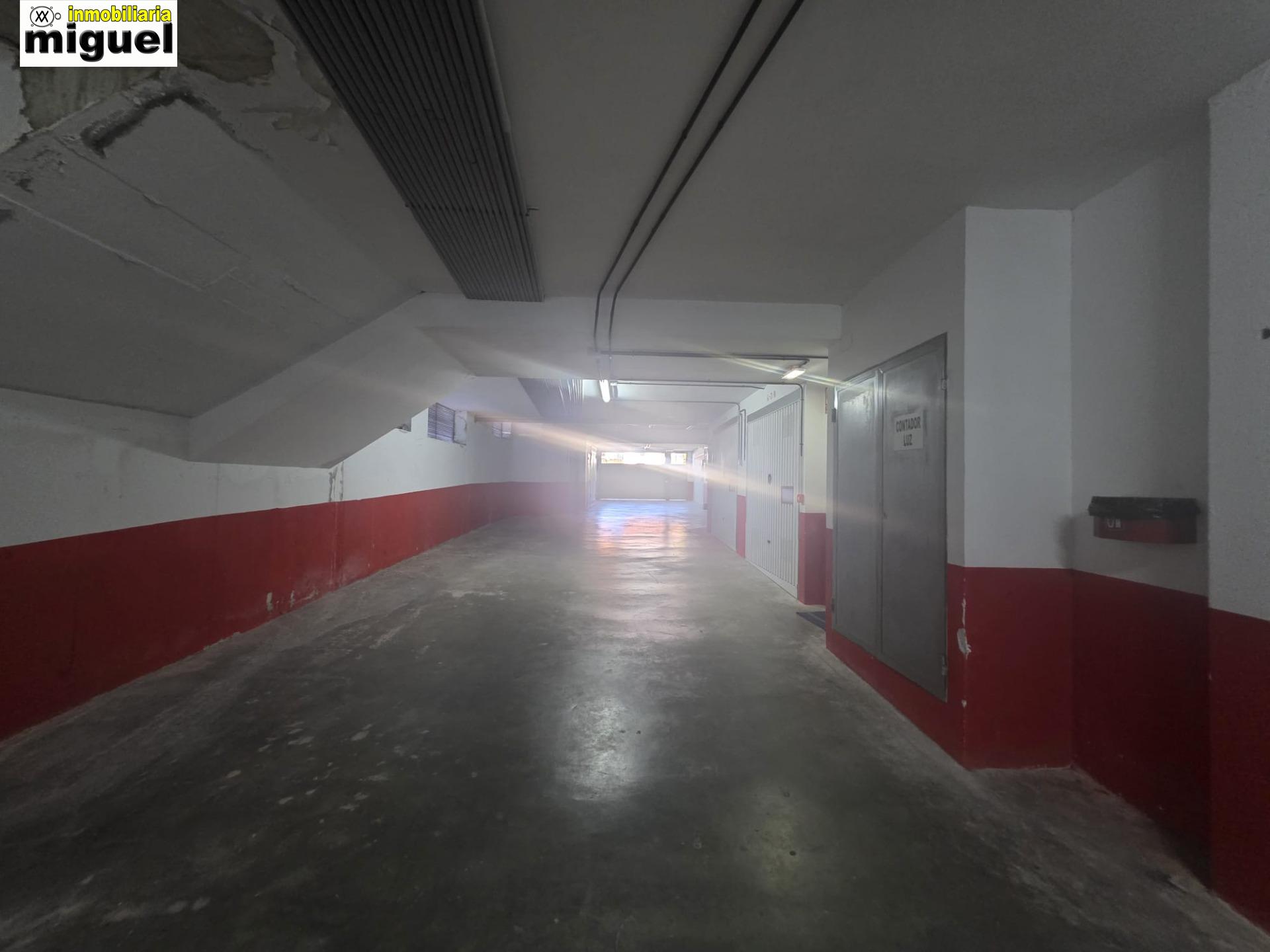 Se vende piso impecable en Colombres en urbanización con piscina (V2617)
