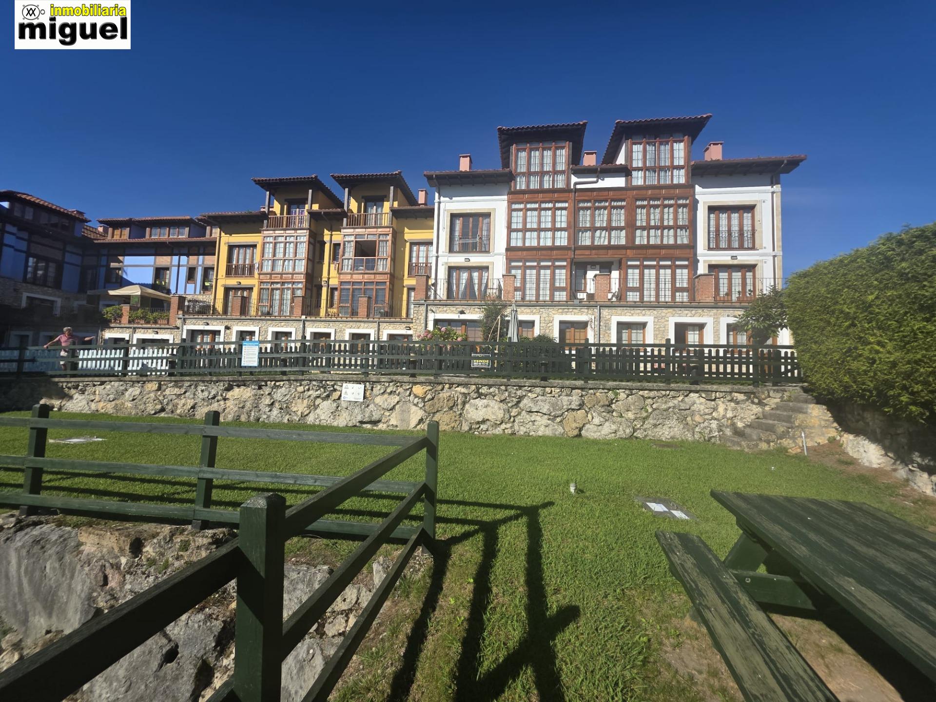 Se vende piso impecable en Colombres en urbanización con piscina (V2617)