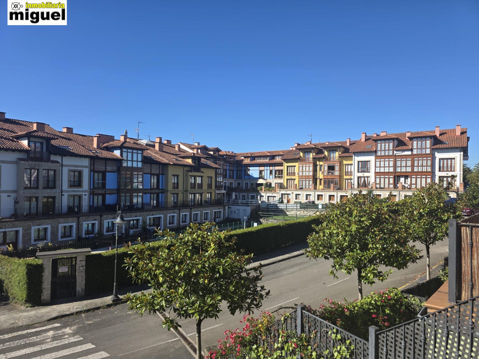 Se vende piso impecable en Colombres en urbanización con piscina (V2617)