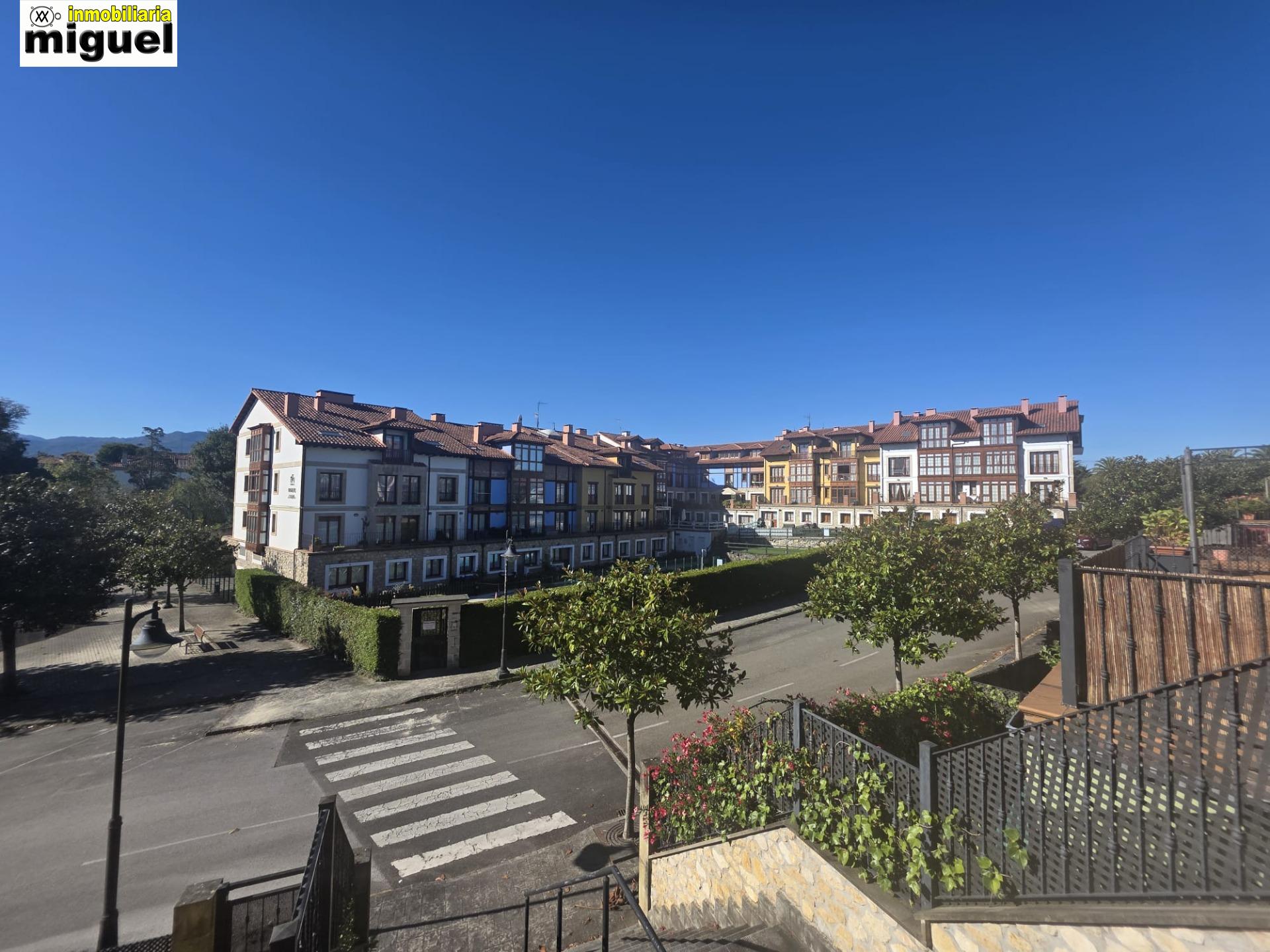 Se vende piso impecable en Colombres en urbanización con piscina (V2617)