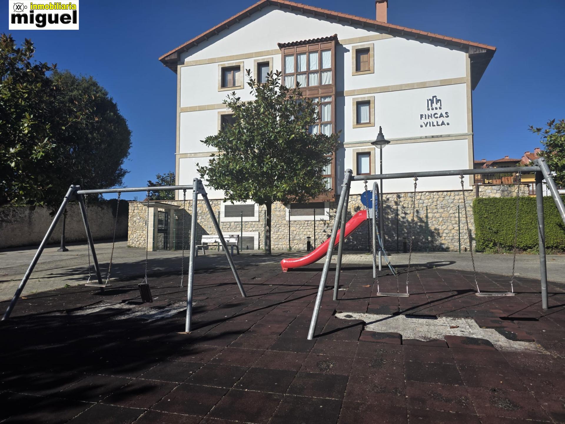 Se vende piso impecable en Colombres en urbanización con piscina (V2617)