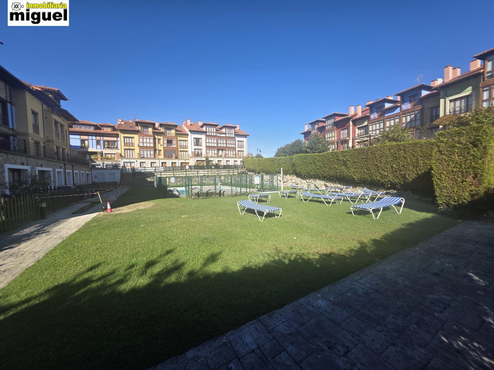 Se vende piso impecable en Colombres en urbanización con piscina (V2617)