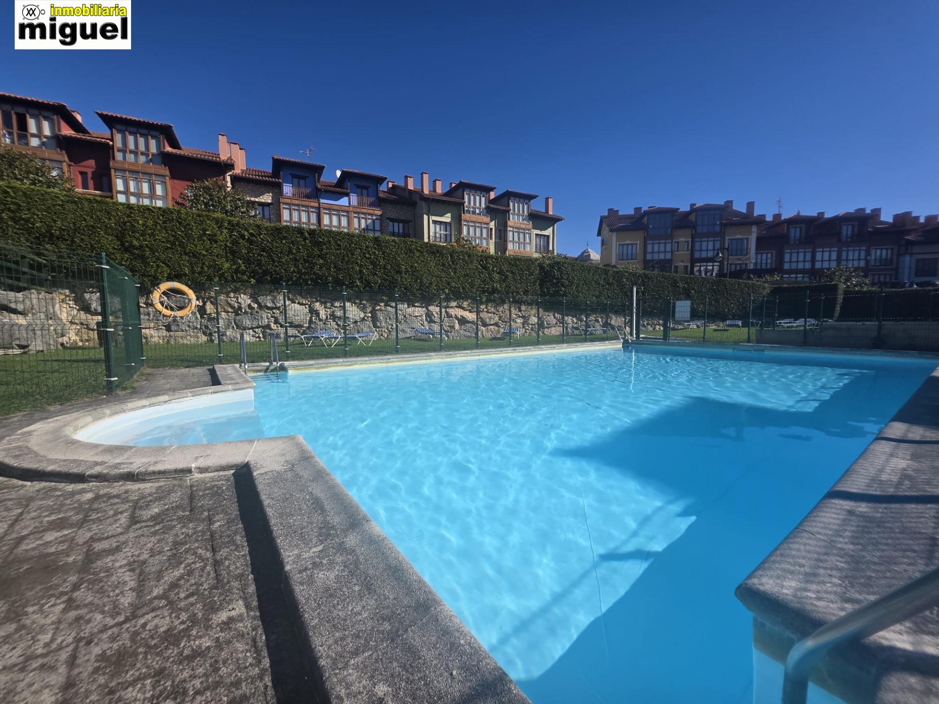Se vende piso impecable en Colombres en urbanización con piscina (V2617)