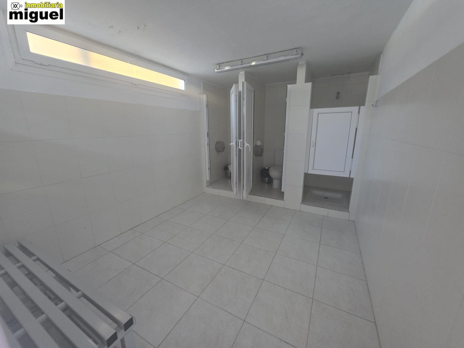Se vende piso impecable en Colombres en urbanización con piscina (V2617)
