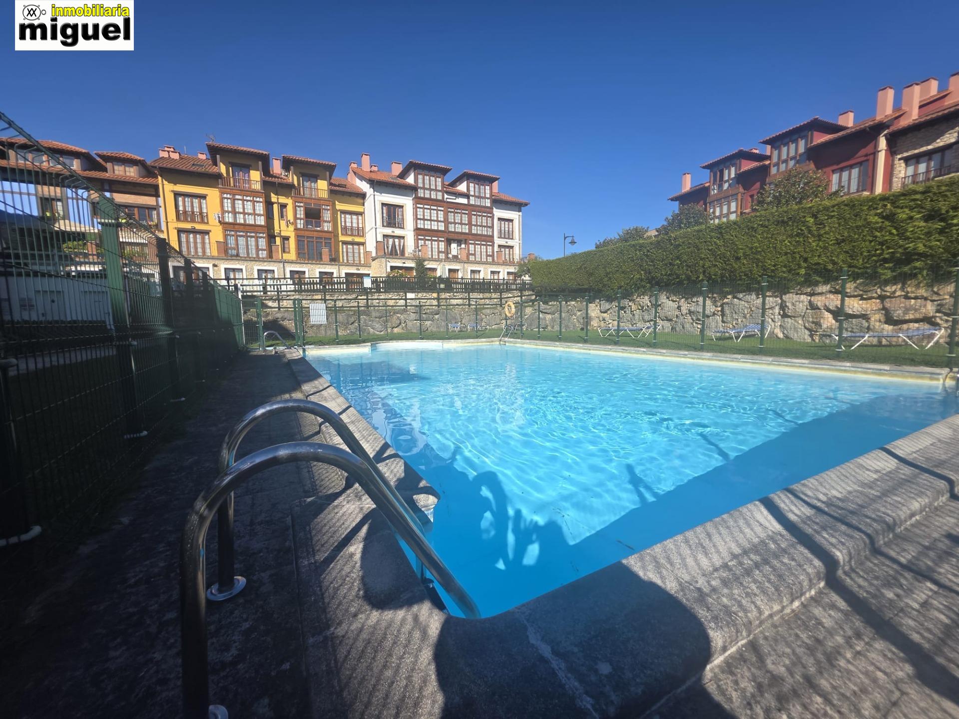 Se vende piso impecable en Colombres en urbanización con piscina (V2617)