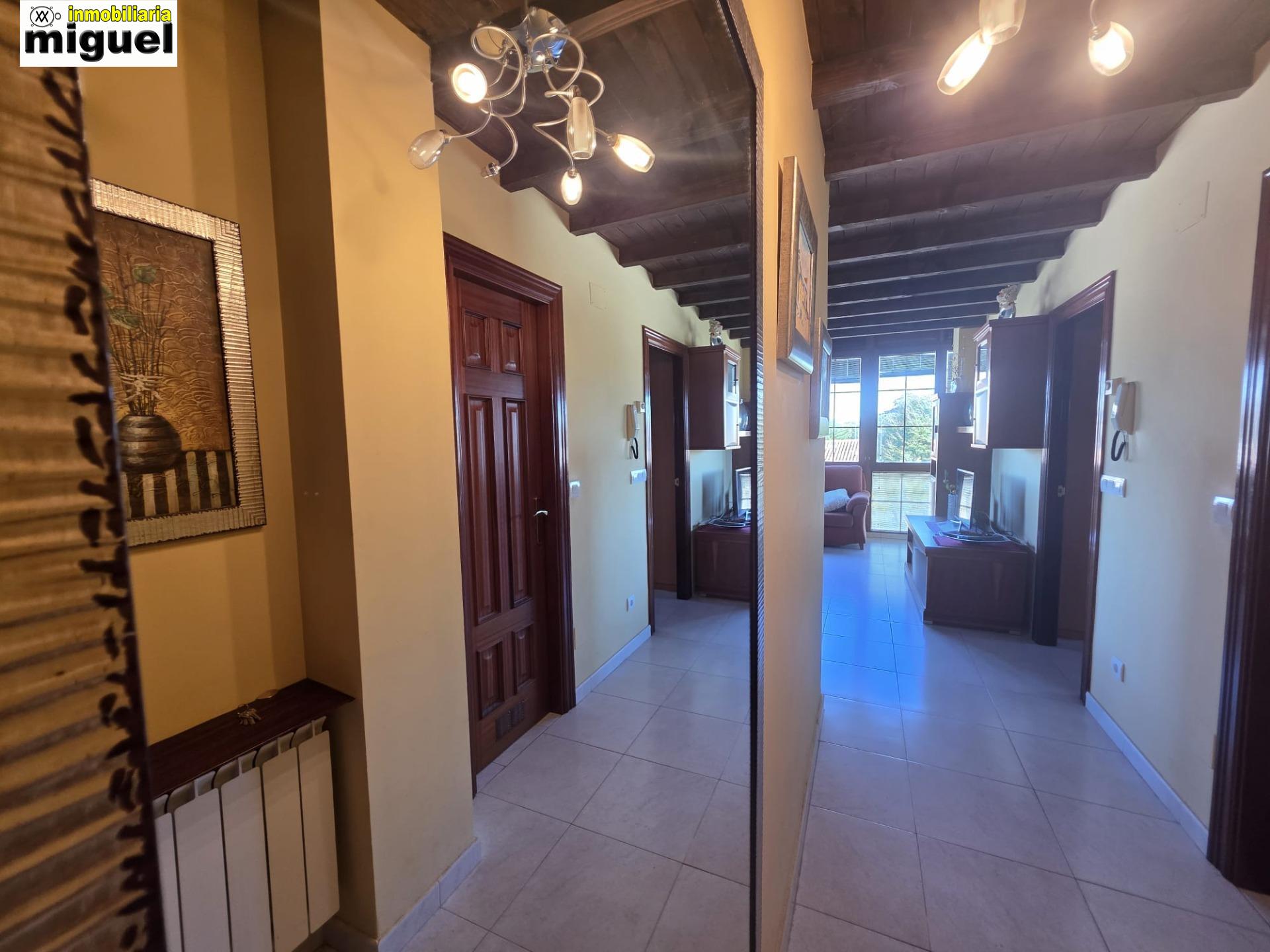 Se vende piso impecable en Colombres en urbanización con piscina (V2617)