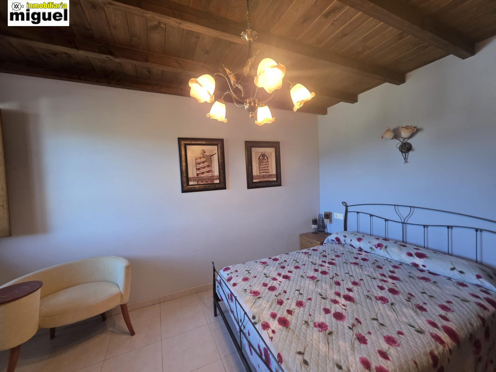 Se vende piso impecable en Colombres en urbanización con piscina (V2617)