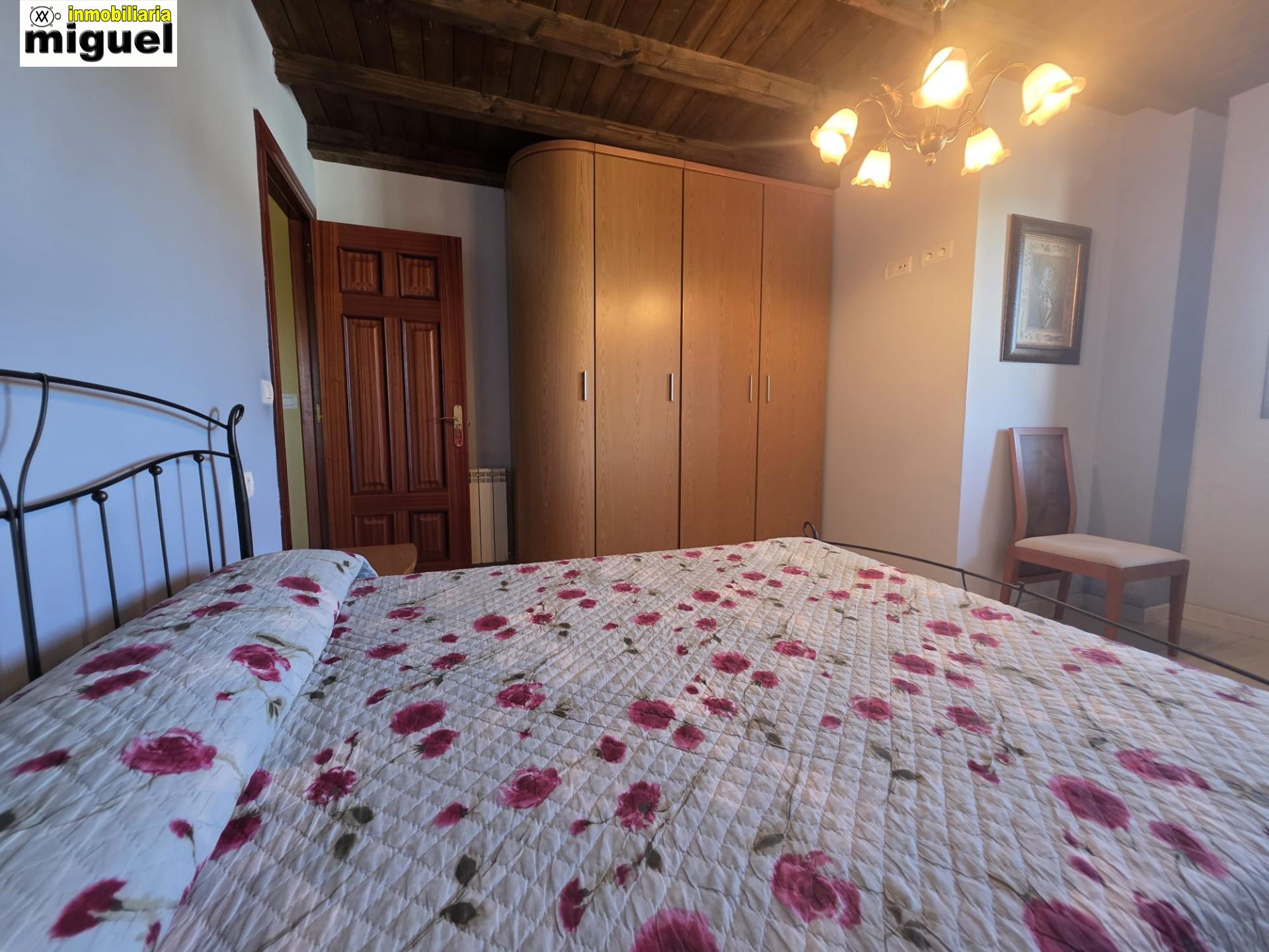 Se vende piso impecable en Colombres en urbanización con piscina (V2617)