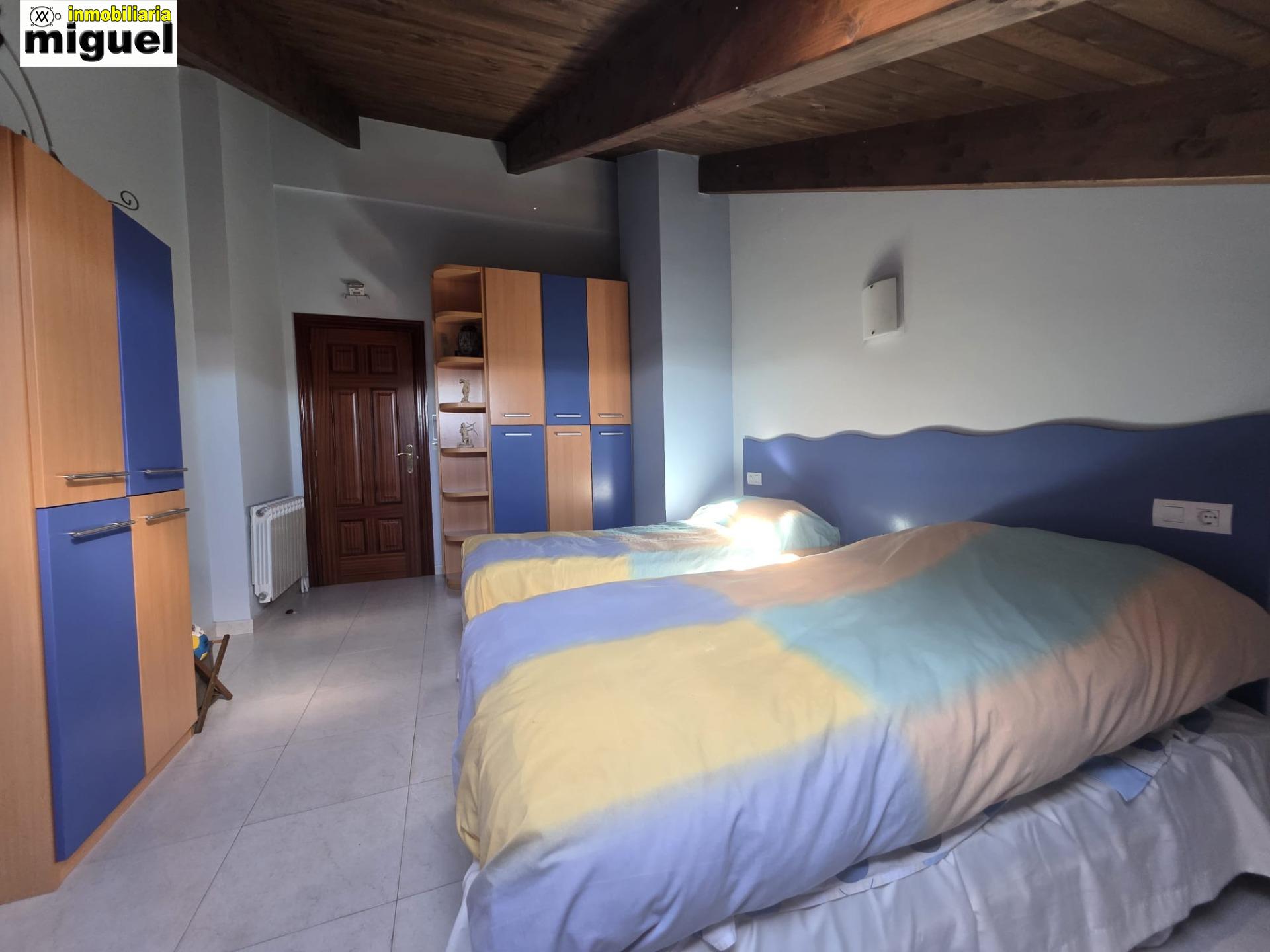 Se vende piso impecable en Colombres en urbanización con piscina (V2617)