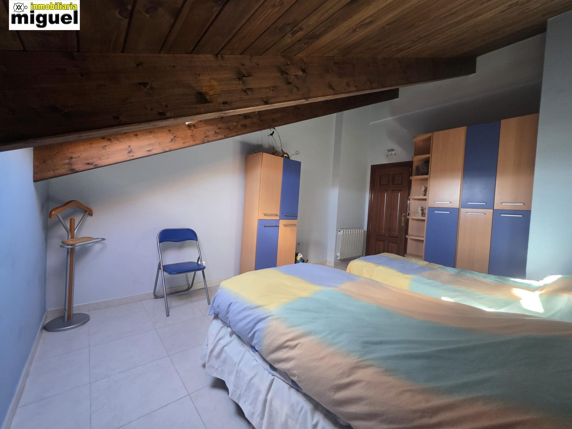 Se vende piso impecable en Colombres en urbanización con piscina (V2617)