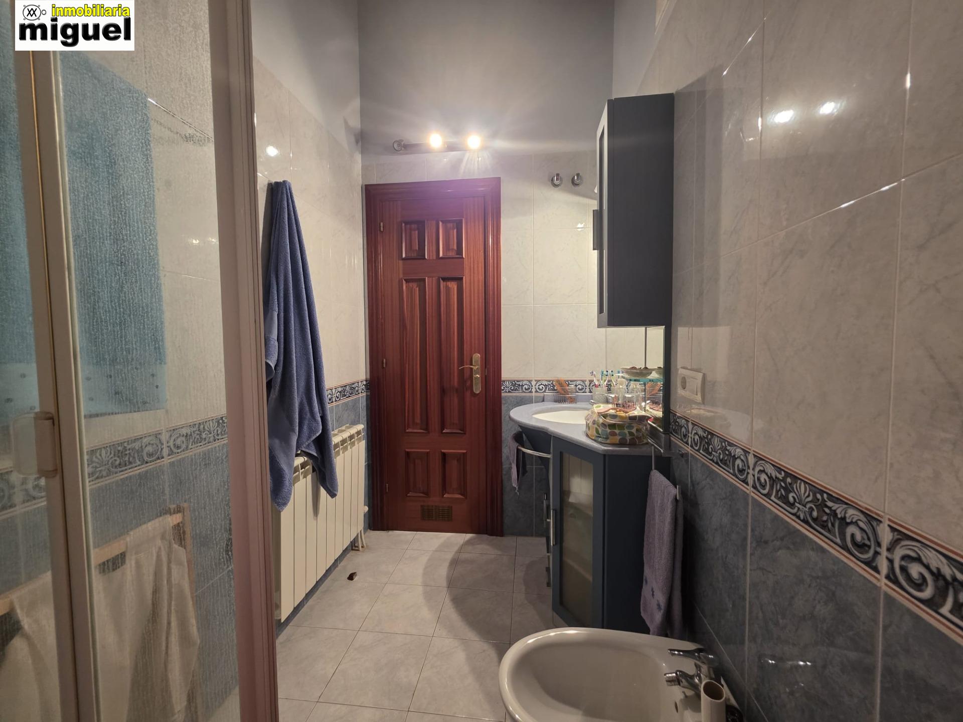 Se vende piso impecable en Colombres en urbanización con piscina (V2617)