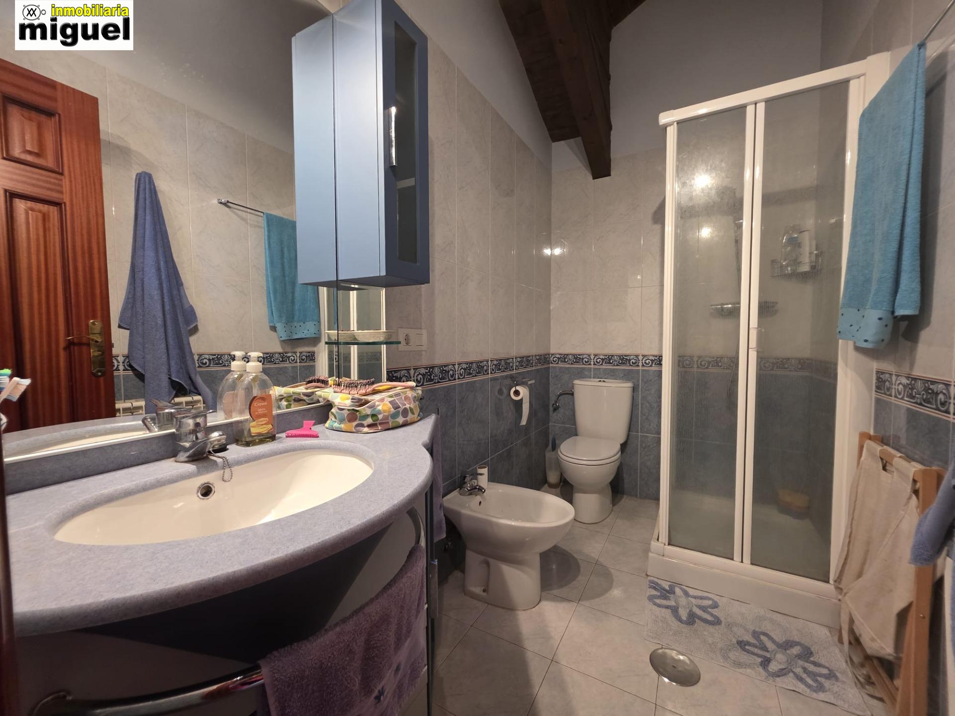 Se vende piso impecable en Colombres en urbanización con piscina (V2617)