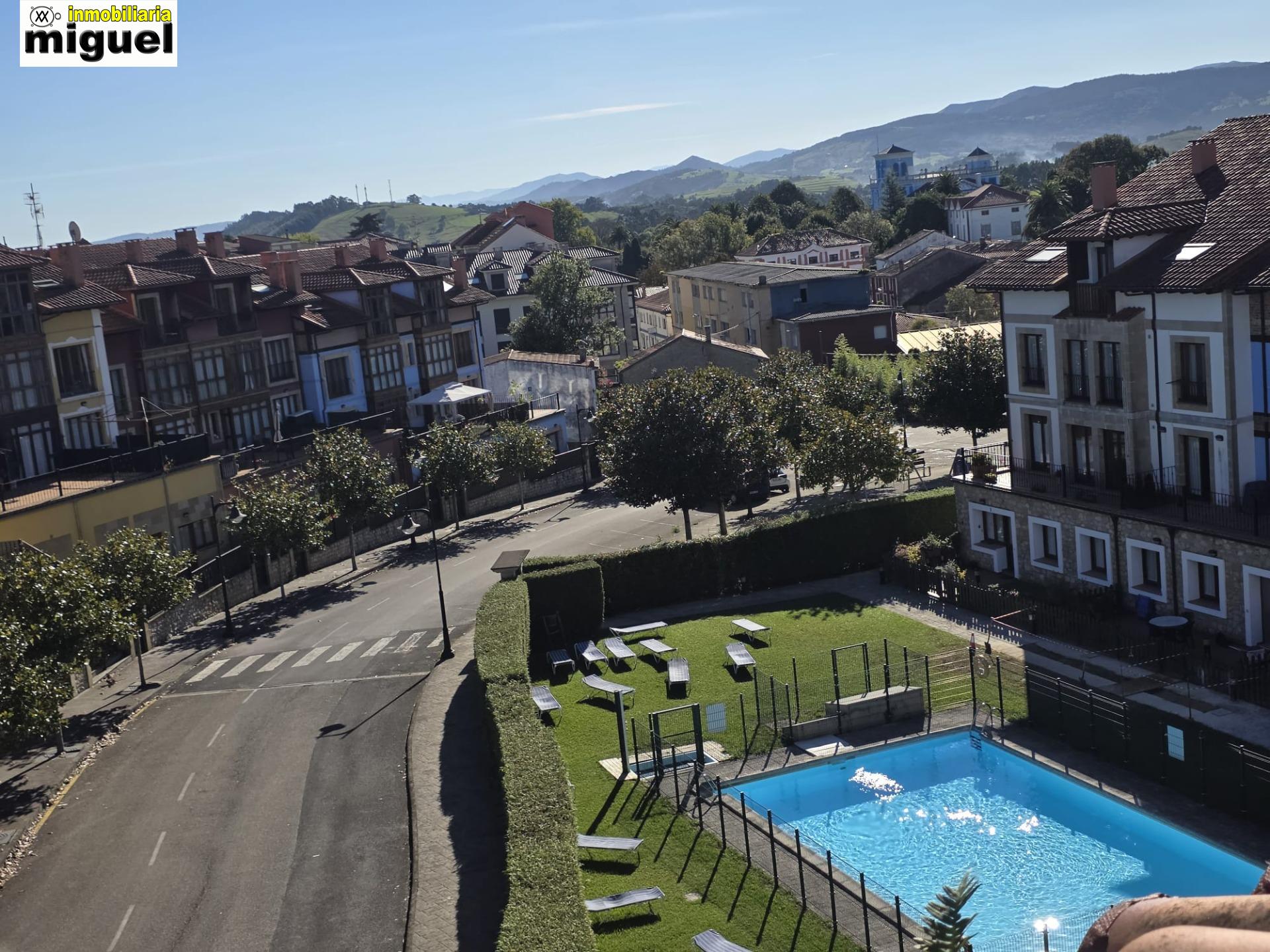 Se vende piso impecable en Colombres en urbanización con piscina (V2617)