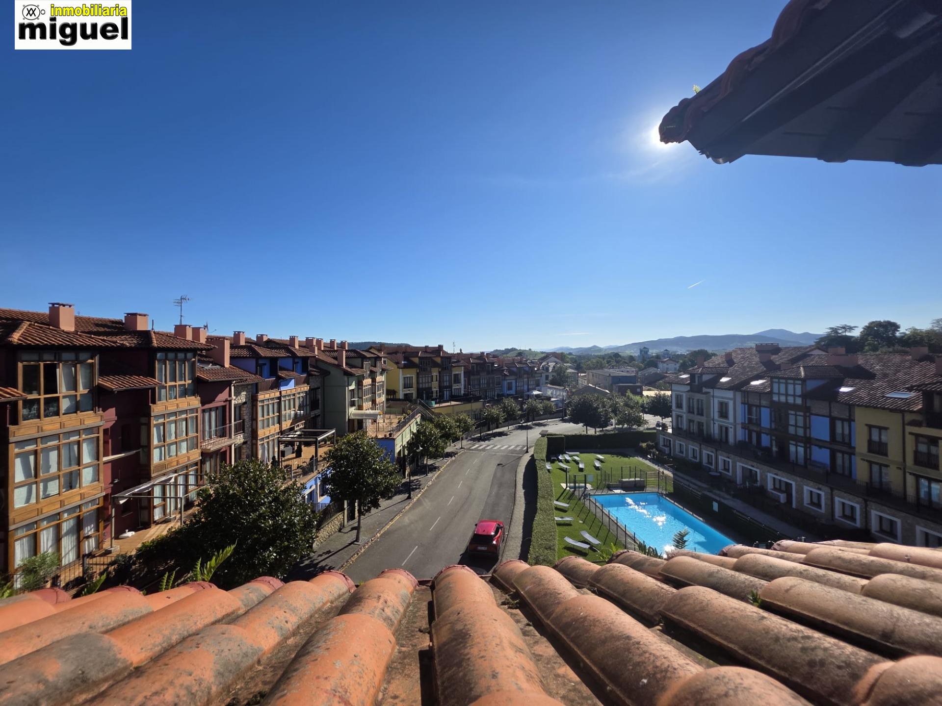 Se vende piso impecable en Colombres en urbanización con piscina (V2617)