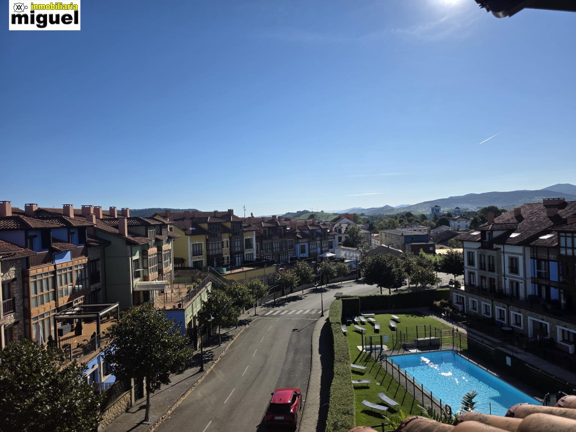 Se vende piso impecable en Colombres en urbanización con piscina (V2617)