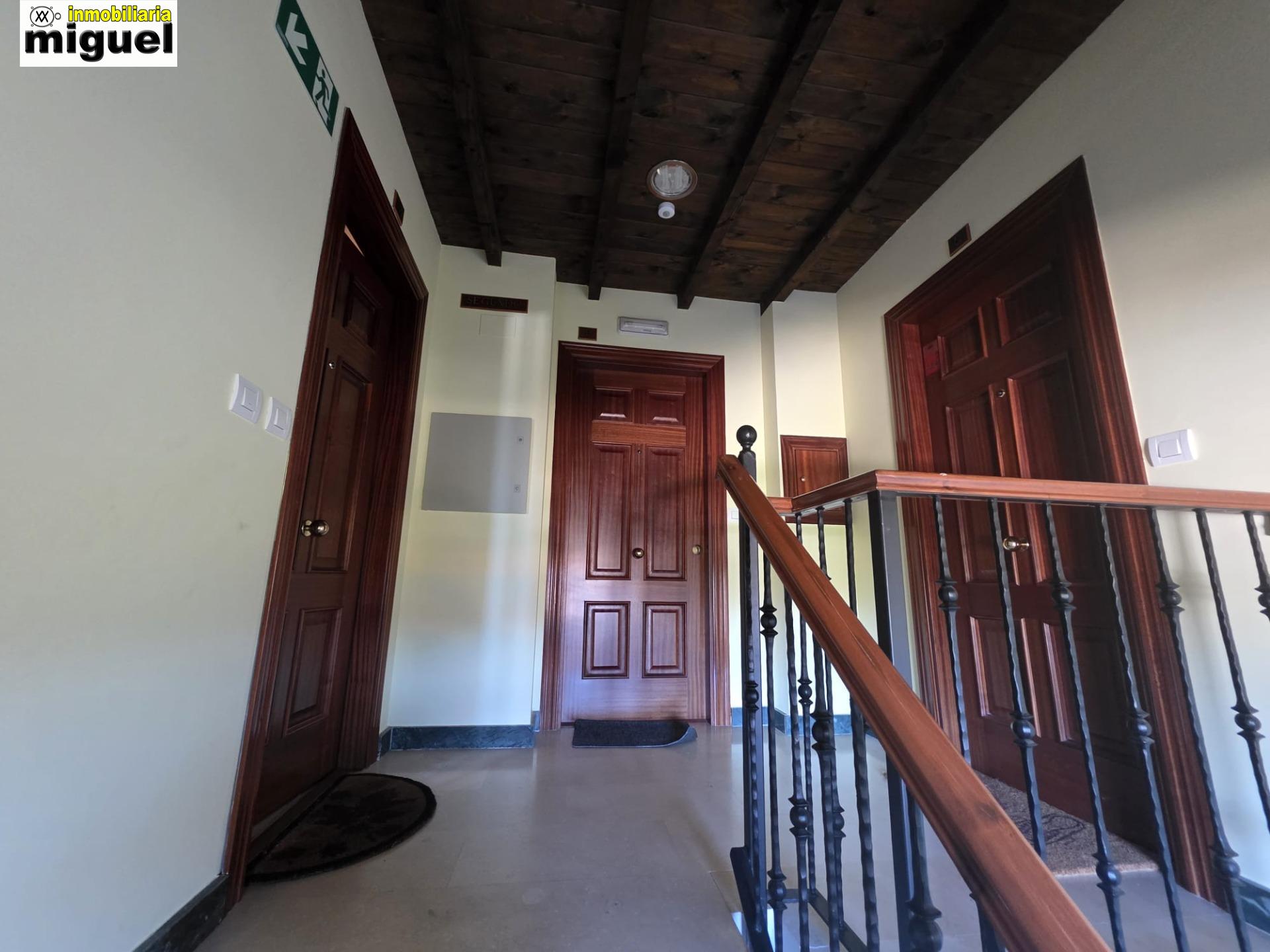 Se vende piso impecable en Colombres en urbanización con piscina (V2617)