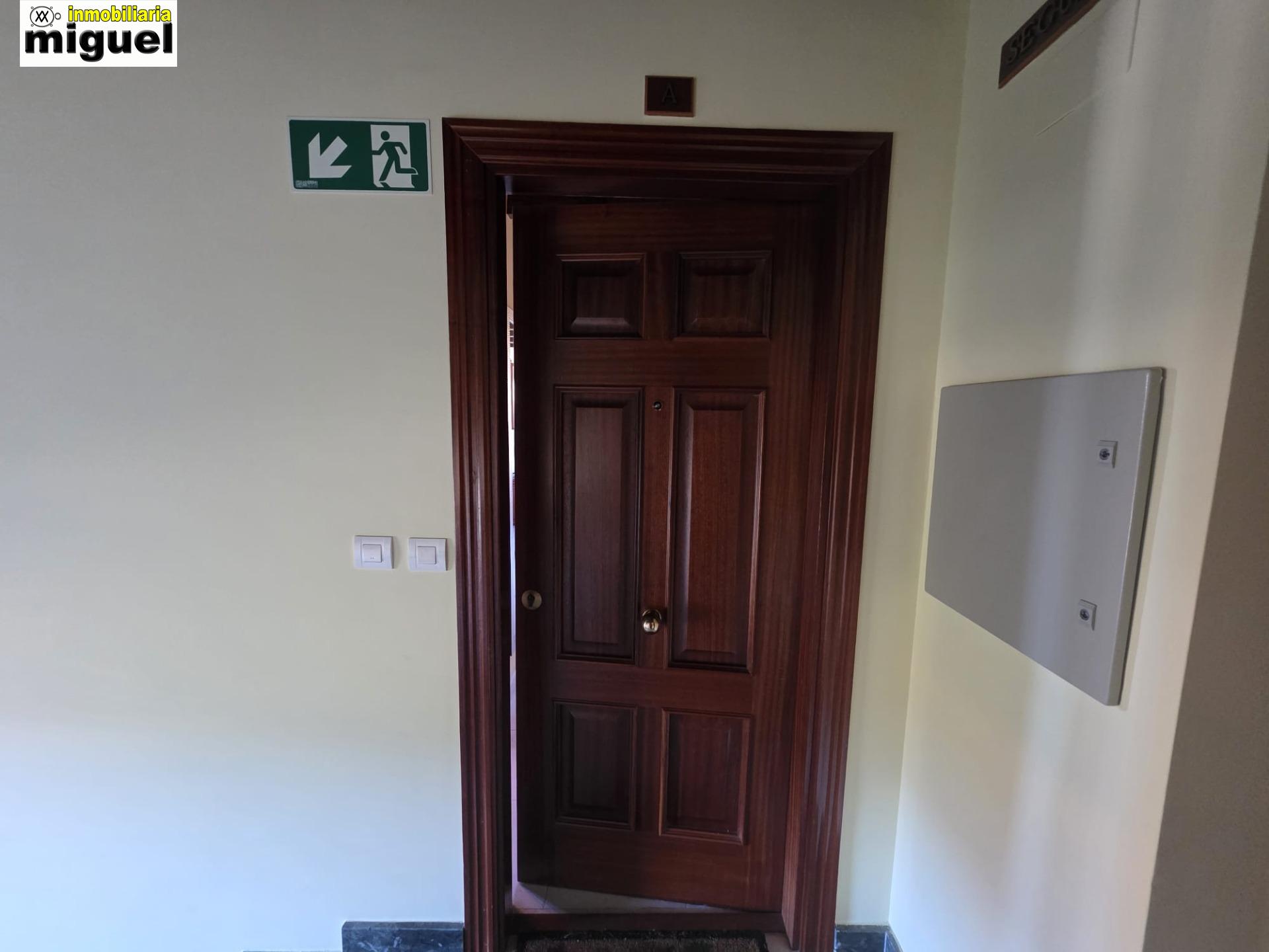 Se vende piso impecable en Colombres en urbanización con piscina (V2617)