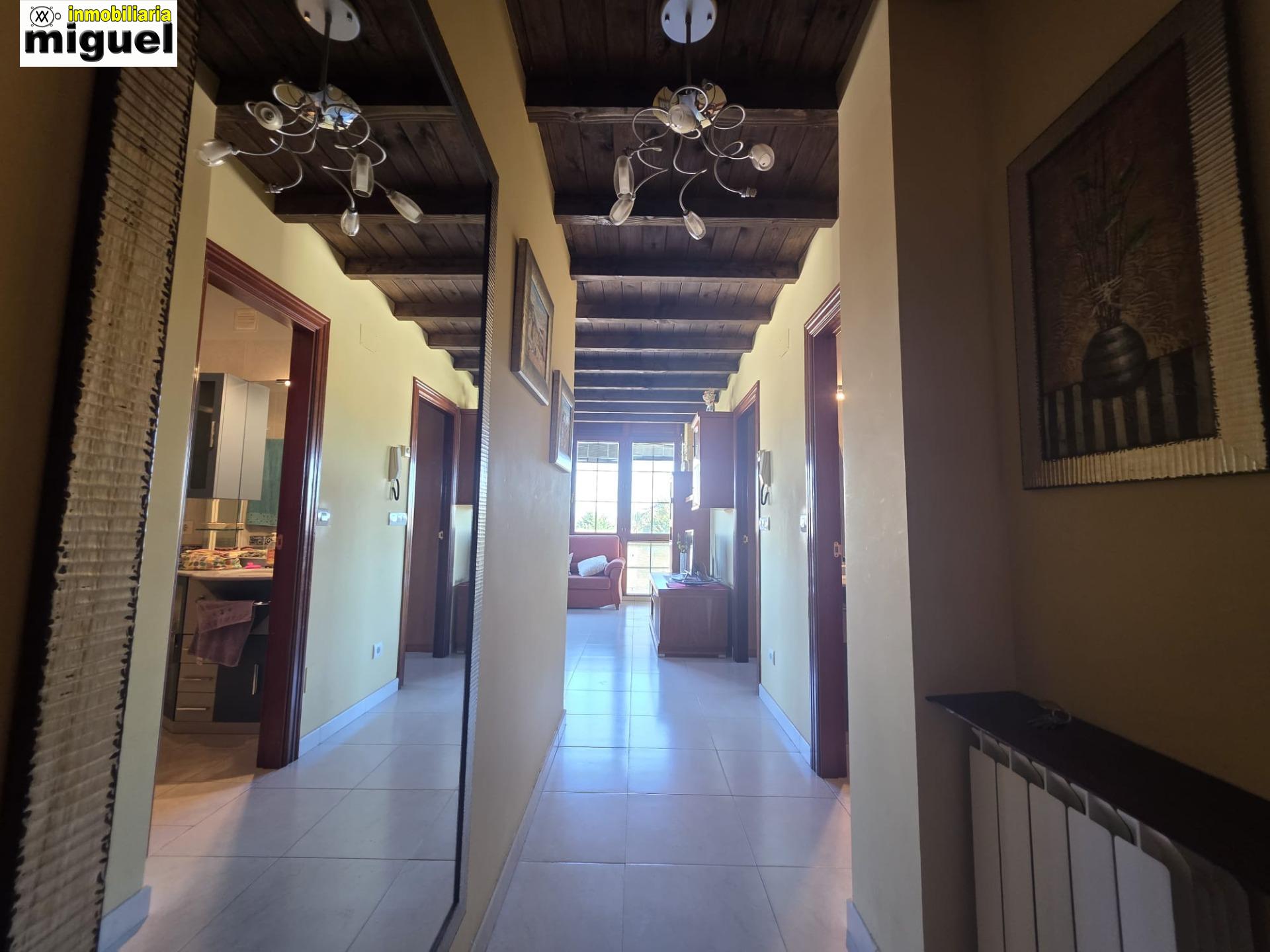 Se vende piso impecable en Colombres en urbanización con piscina (V2617)