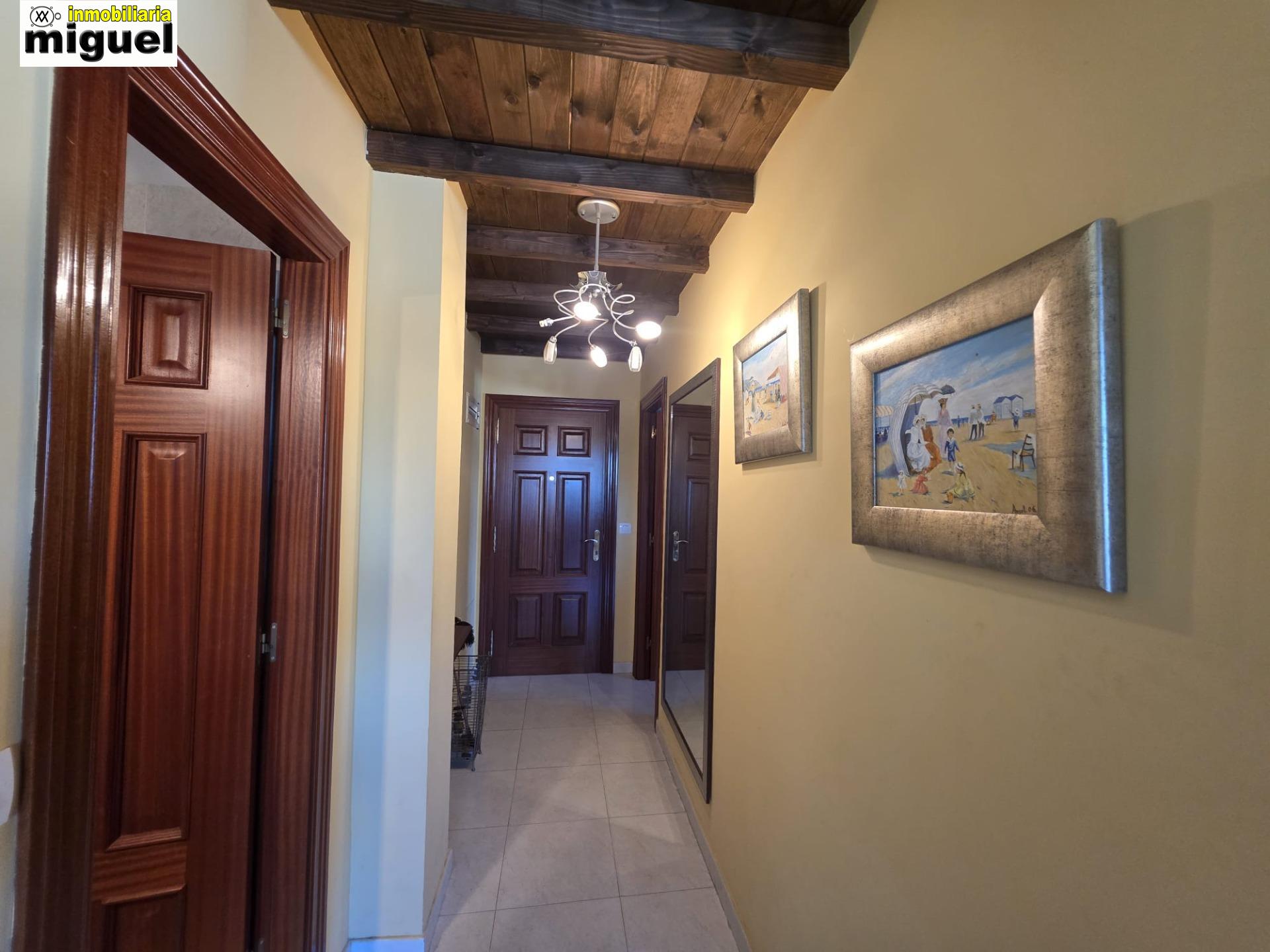 Se vende piso impecable en Colombres en urbanización con piscina (V2617)