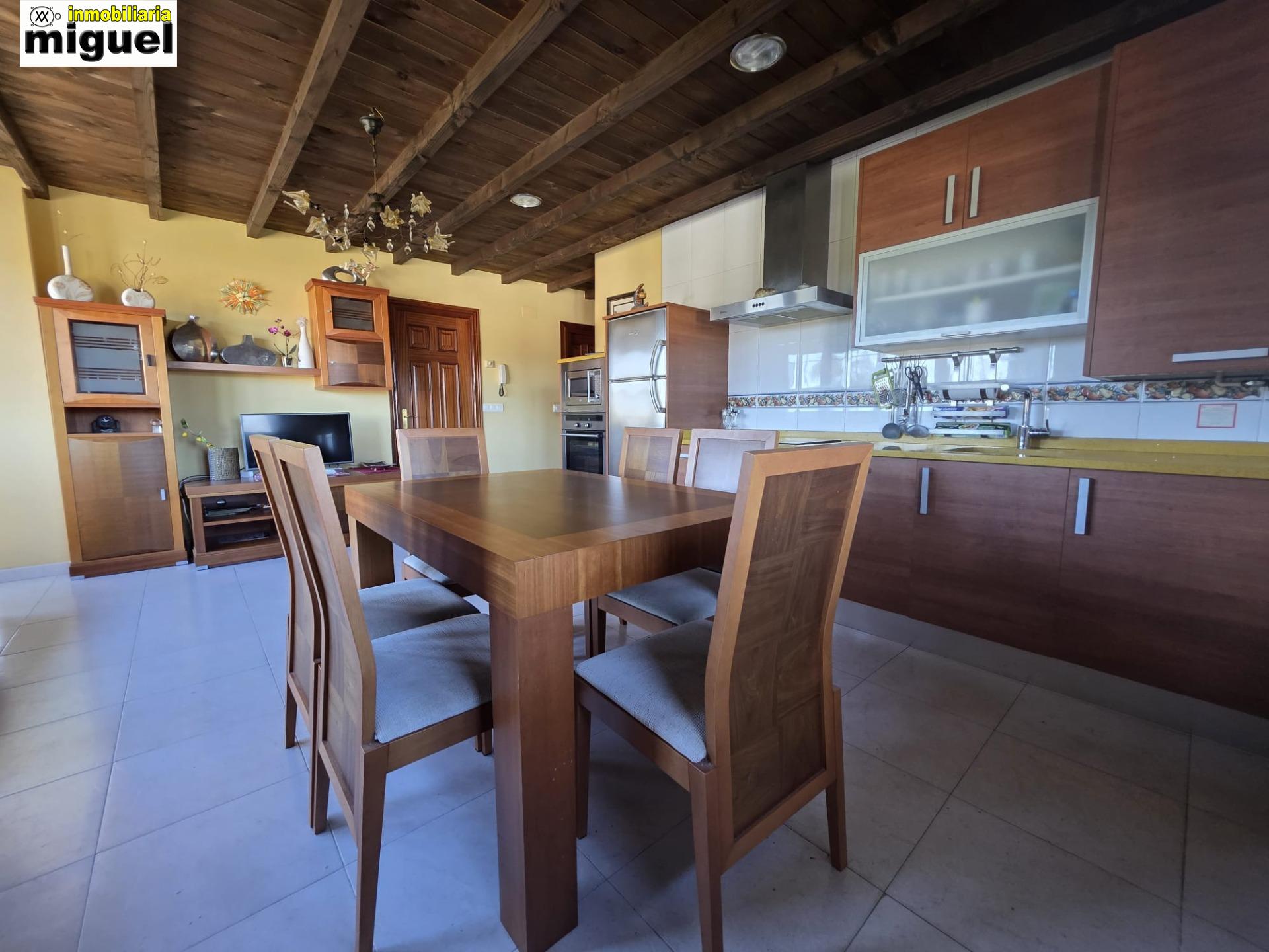 Se vende piso impecable en Colombres en urbanización con piscina (V2617)