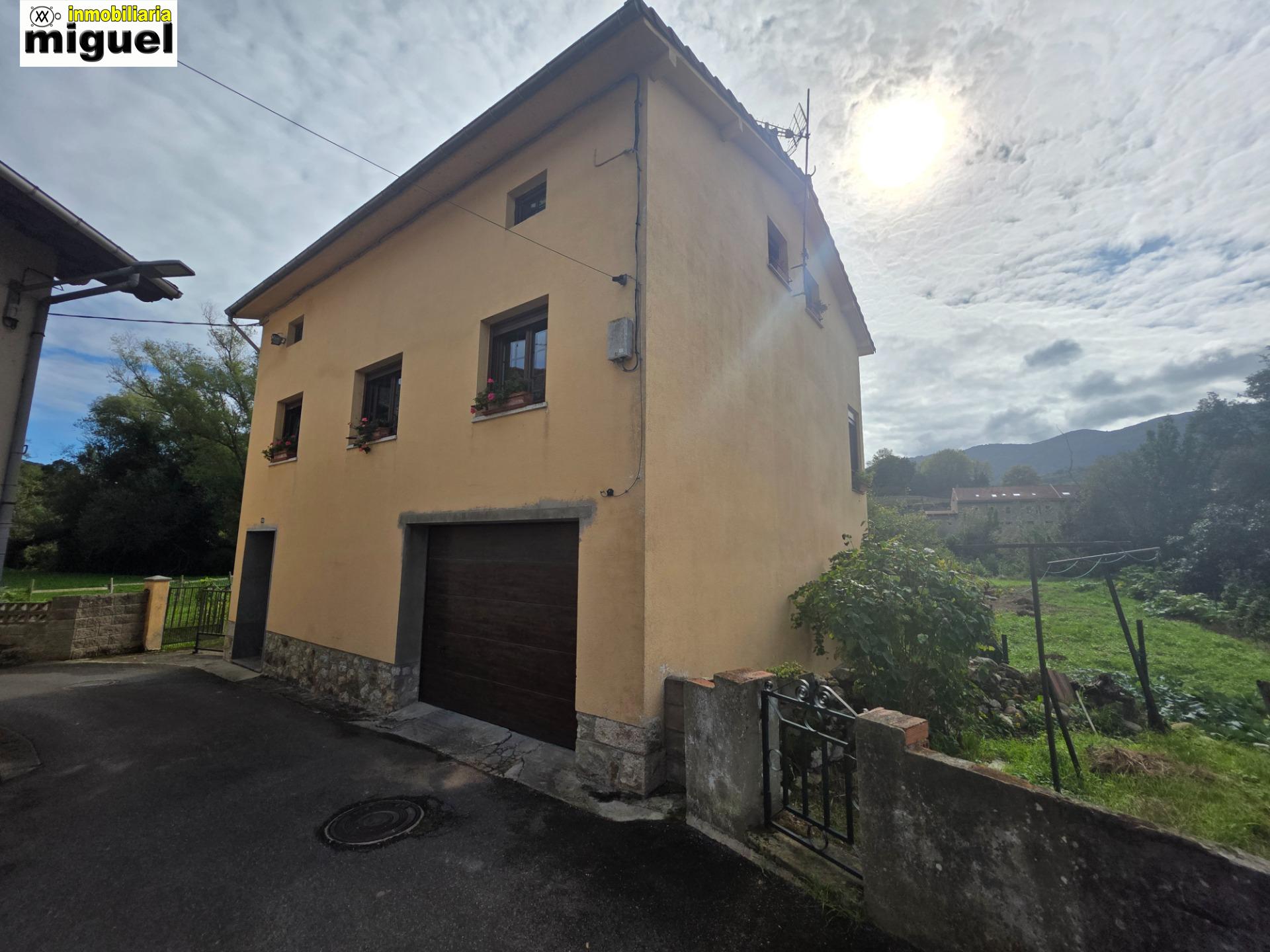 Se vende casa con terreno en Siejo, Peñamellera Baja (V2619)