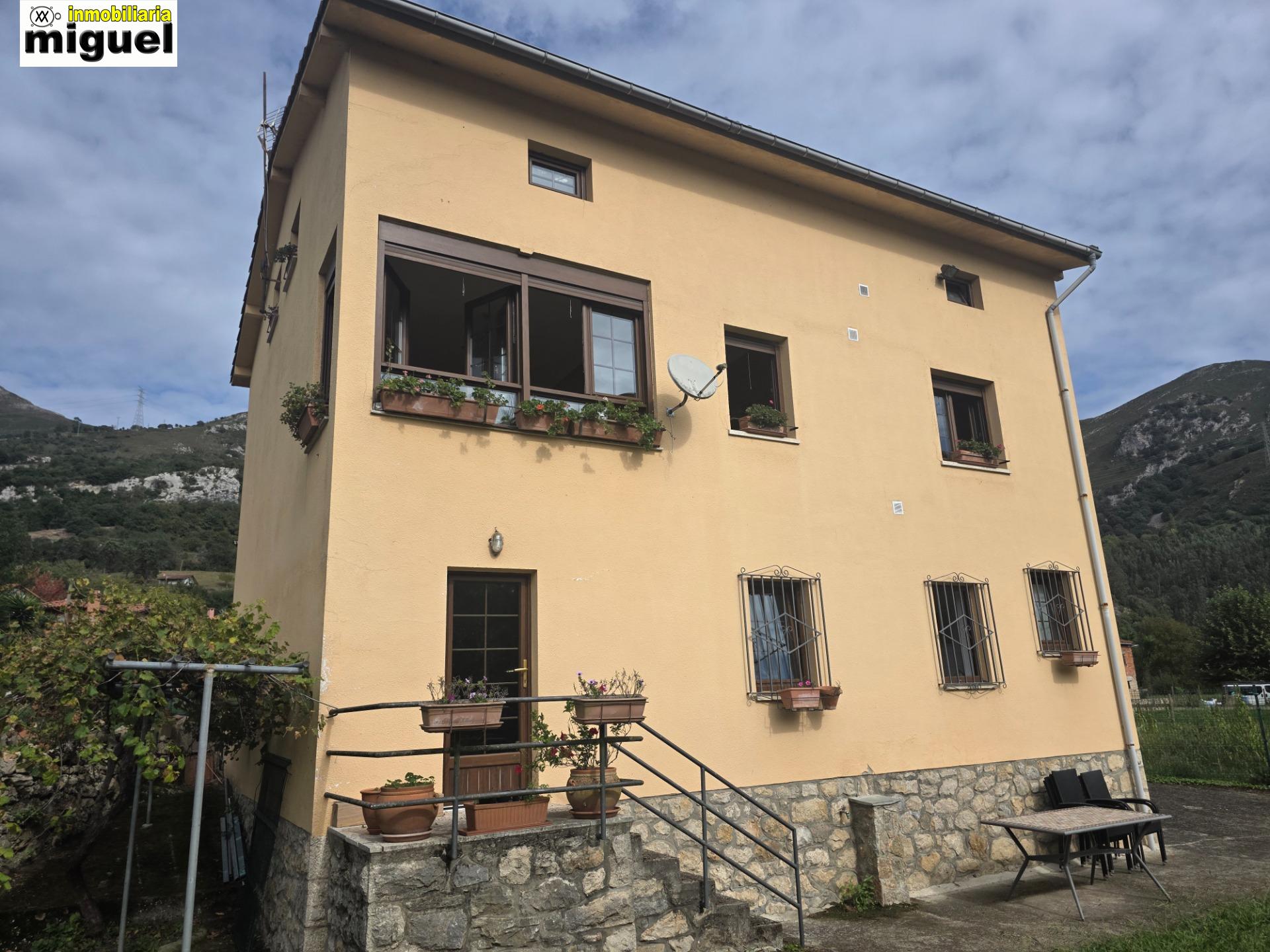 Se vende casa con terreno en Siejo, Peñamellera Baja (V2619)